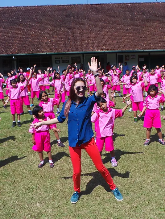 Shae juga mengajak para siswi dan suster disana untuk bergoyang GoJigo untuk turut memeriahkan HUT SCTV ke-25 pada 24 Agustus 2015 nanti. (Dreses Putranama/Bintang.com)