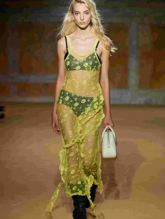 “Musim semi adalah sebuah penghormatan bagi generasi masa kini yang menulis kisahnya sendiri melalui fesyen, dan New York Public Library secara naluriah terasa seperti latar belakang yang sempurna untuk membuka babak baru ini," ujar Vevers. [Coach]