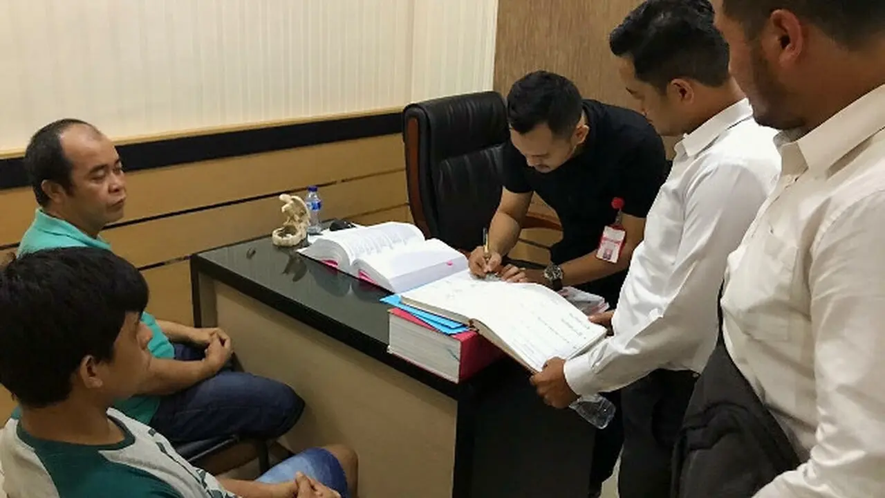Polisi serahkan dua tersangka korupsi dana desa ke Kejaksaan Negeri Kepulauan Meranti