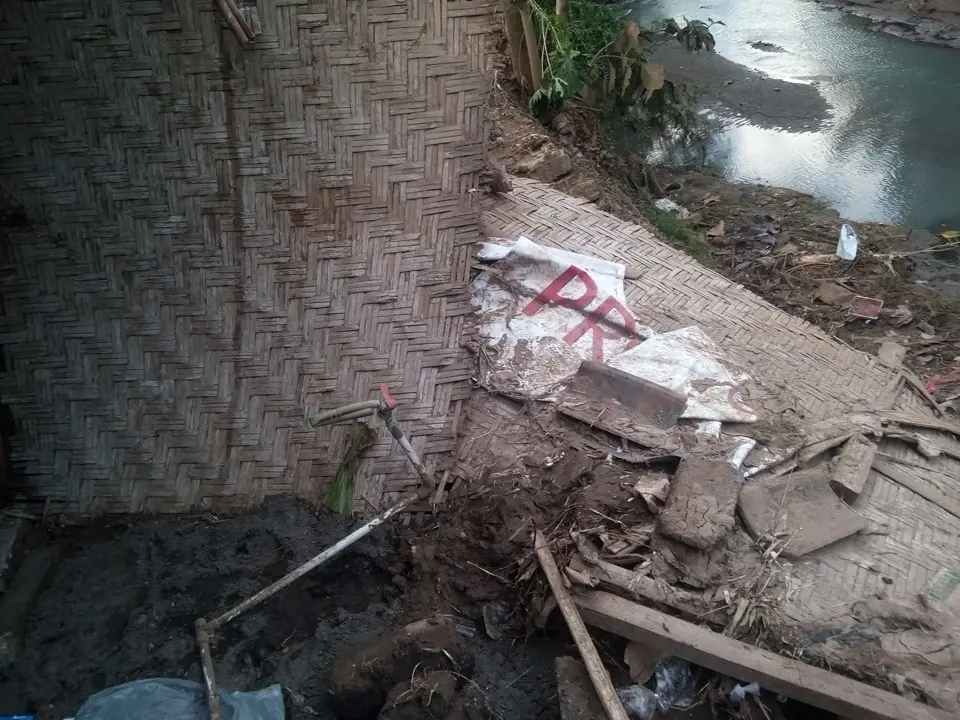 Rumah warga yang rusak akibat banjir dan longsor yang menerjang Desa Bunder, Kecamatan Patuk, Kabupaten Gunungkidul, DIY. (Liputan6.com/Yanuar H)