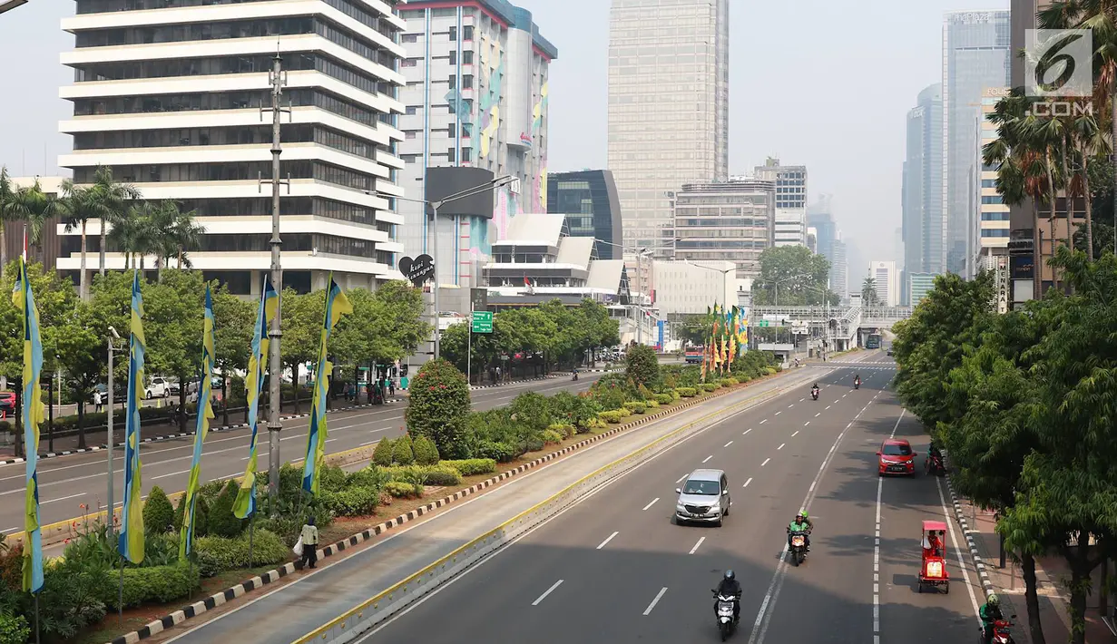 Sejumlah kendaraan melewati jalan yang lengang di Jalan MH Thamrin, Jakarta, Kamis (27/6/2019). Adanya rekayasa lalu lintas di sejumlah titik terkait sidang putusan Mahkamah Konstitusi menyebabkan jalan protokol di pusat kota itu lebih lengang dibanding hari biasa. (Liputan6.com/Immanuel Antonius)