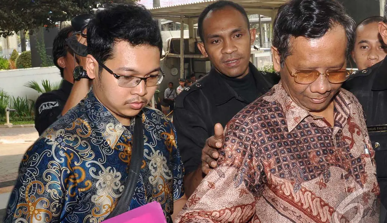 Mahfud MD mengaku hanya main-main ke KPK saat ditanya wartawan, Jakarta, Selasa (7/10/2014) (Liputan6.com/Miftahul Hayat)