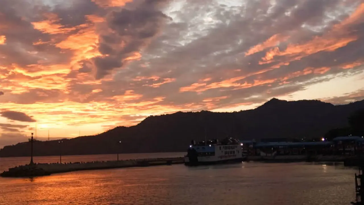 Langit Berubah Menjadi Merah,  Warga Gorontalo Dilarang Keluar Rumah