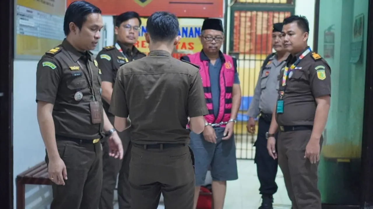 Jaksa Kejari Siak memindahkan tahanan korupsi bersubsidi usai kedapatan diajak Kapolsek Bungaraya jalan-jalan ke kebun sawit.