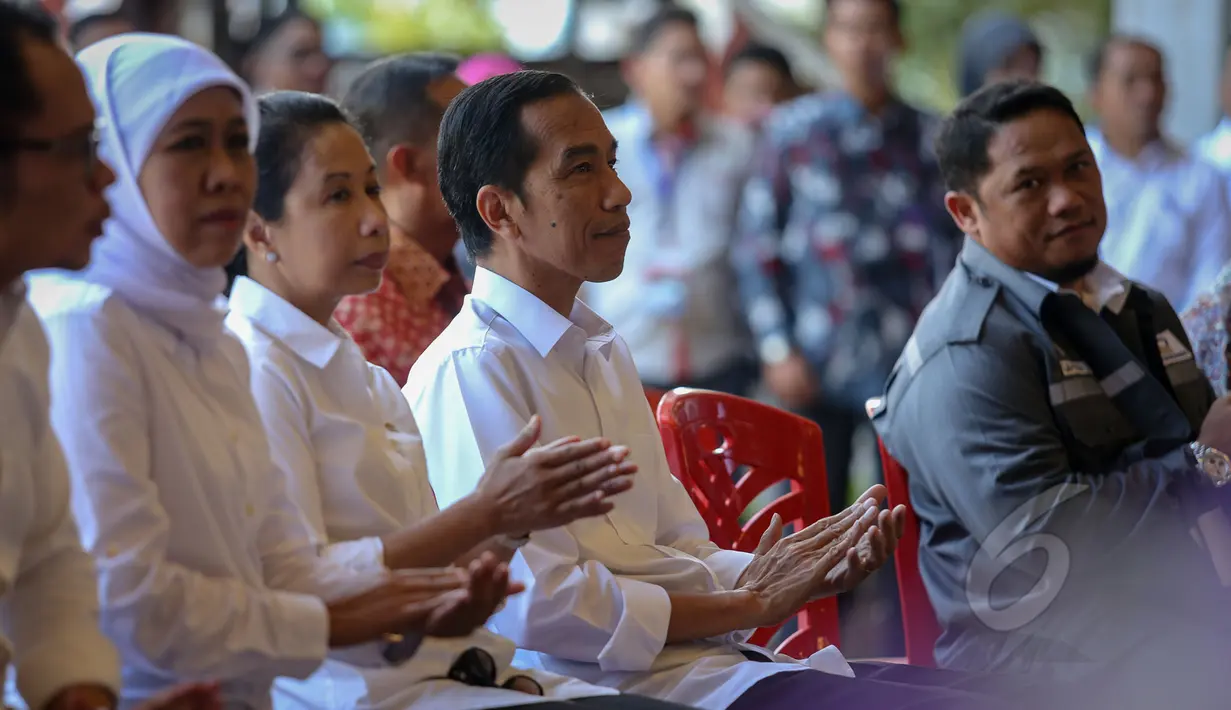 Jokowi (kedua kanan) didampingi Menteri BUMN Rini Soemarno (ketiga kiri) dan Mensos Khofifah Indar Parawansa (kedua kiri) saat membagikan 3.289 KIS kepada buruh PT Dok & Perkapalan Kodja Bahari, Jakarta, Selasa (28/4/2015). (Liputan6.com/Faizal Fanani)