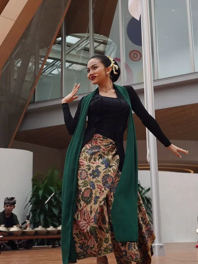 6 Potret Ariel Tatum Menari Jaipongan di Osaka, Pancarkan Pesona Kecantikan Wanita Indonesia Dibalut Kebaya
