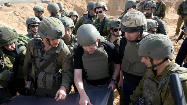 Perdana Menteri Benjamin Netanyahu terlihat bersama pasukan Israel di Jalur Gaza pada Minggu, 25 November 2023. (GPO/Avi Ohayon)
