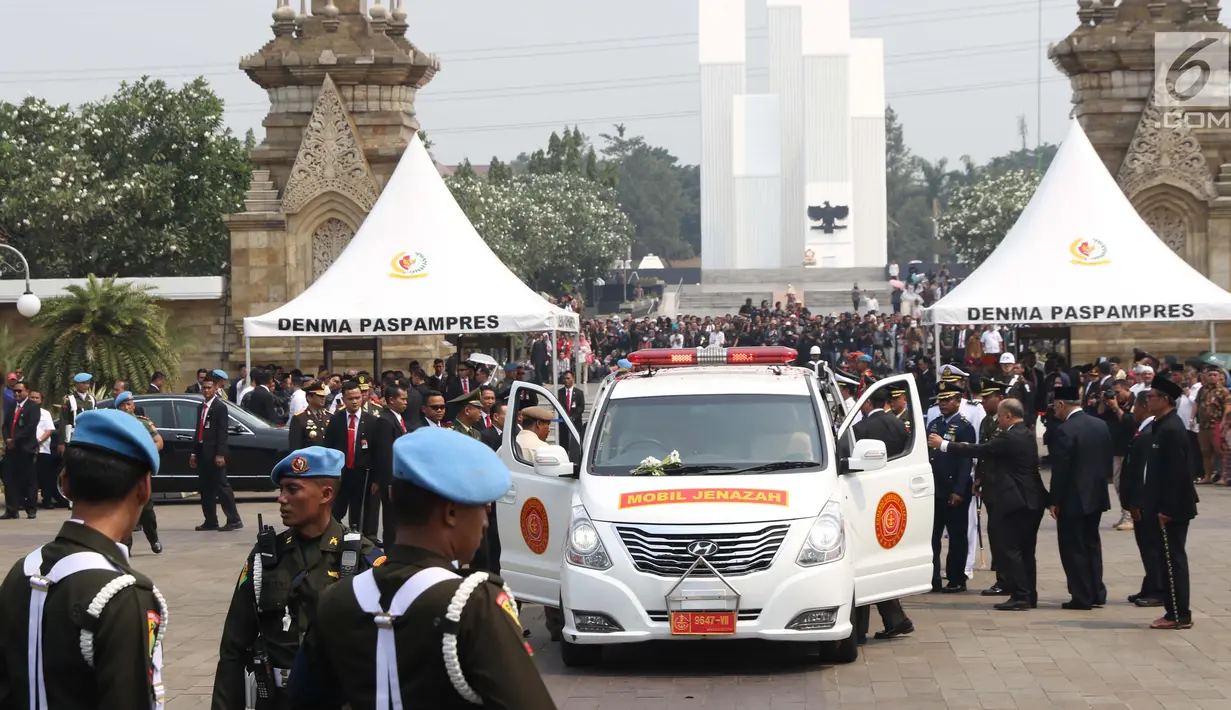 Suasana saat kedatangan mobil jenazah pembawa Presiden ke-3 RI BJ Habibie di TMP Kalibata, Jakarta, Kamis (12/9/2019). Habibie meninggal pada usia 83 tahun akibat gagal jantung dan menua. (Liputan6.com/Helmi Fithriansyah)