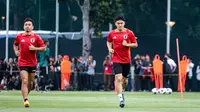 Kapten Timnas Jepang, Wataru Endo (kanan) dan bek senior Yuto Nagatomo menjalani latihan di Lapangan A, Gelora Bung Karno, Jakarta, Rabu (13/11/2024). (Bola.com/Bagaskara Lazuardi)