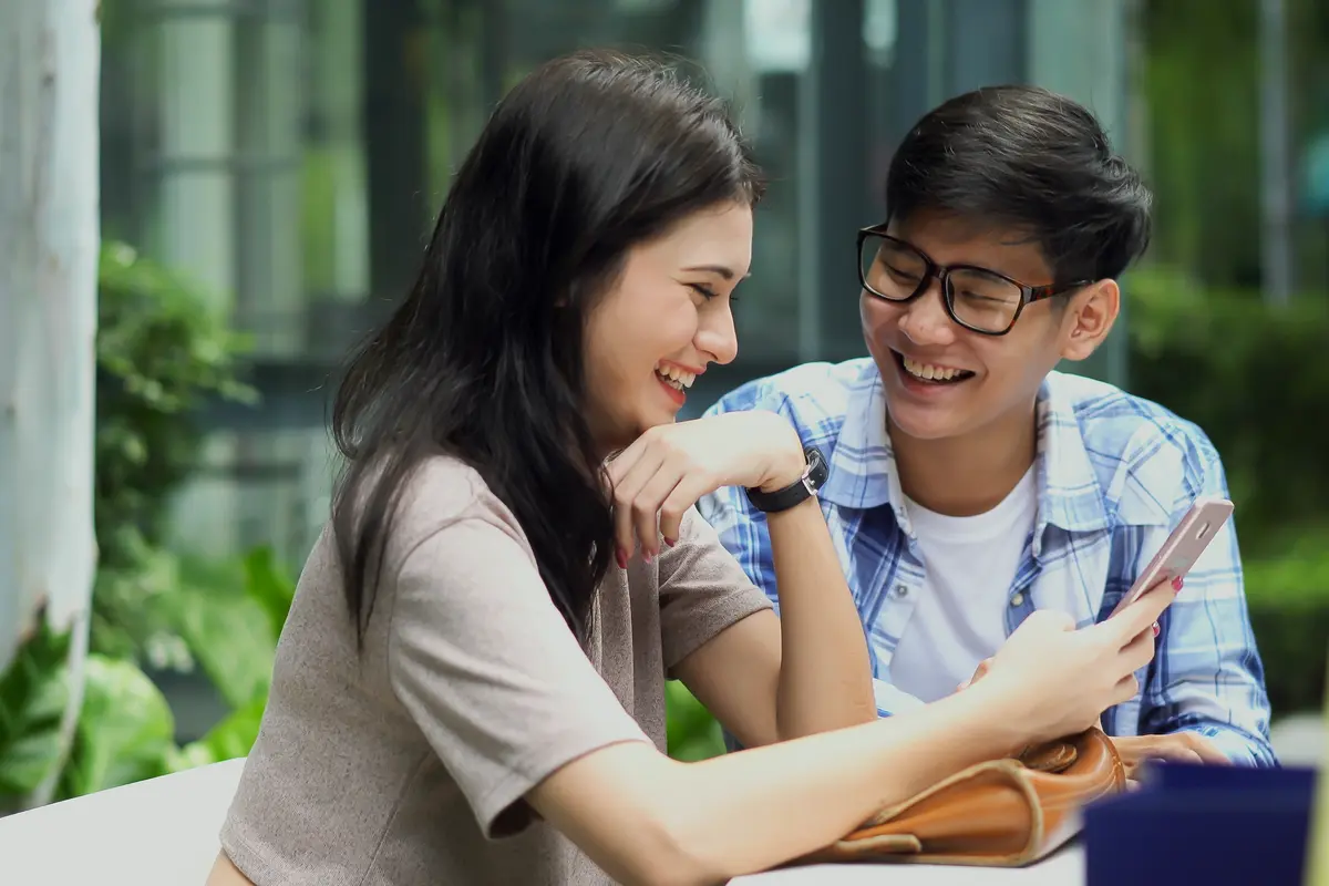 perempuan dan pasangan gemini yang jatuh cinta