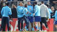 Bek Olympique Marseille, Patrice Evra berusaha ditenangkan oleh rekan-rekannya menjelang partai Liga Europa lawan Vitoria Guimaraes di Estadio D. Afonso Henriques, Jumat (3/11). Evra menendang kepala suporter karena kesal dihina. (AP/Luis Vieira)