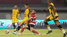 Pemain belakang Persija Jakarta, Van Basty Sousa E Silva (kedua kiri) menahan laju Jordy Hendrik Nicolaus Wehrmann (Madura United) saat pertandingan lanjutan BRI Super League 2025/2026 di Stadion Gelora Ratu Pamelingan, Pamekasan, Madura, Jawa Timur, Jumat (24/10/2025). (Bola.com/Abdul Aziz)