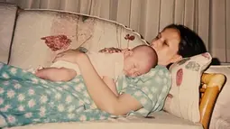 Momen penuh kenangan ketika Adhisty Zara tidur di pelukan sang bunda. Dalam keterangan unggahannya, Zara hanya tuliskan ucapan selamat ulang tahun dan ucapan terima kasih karena sang ibu selalu sayang kepadanya. Sofia Yulinar diketahui menikah muda, pasalnya ketika melahirkan Hasyakyla ia masih berusia 24 tahun dan ketika melahirkan Zara usianya 25 tahun. (Liputan6.com/IG/@zaraadhsty)