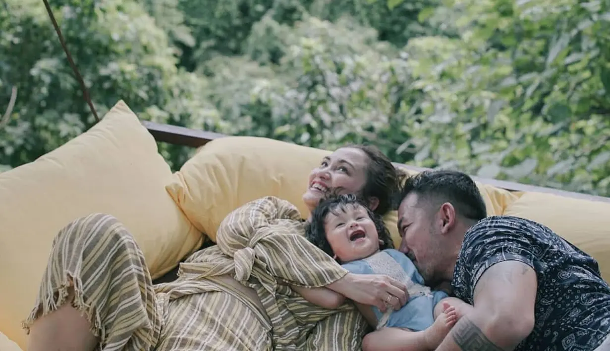 Lihat betapa harmonisnya keluarga Rio Dewanto dan Atiqah Hasiholan saat berlibur di Bali. (Foto: instagram.com/riodewanto)