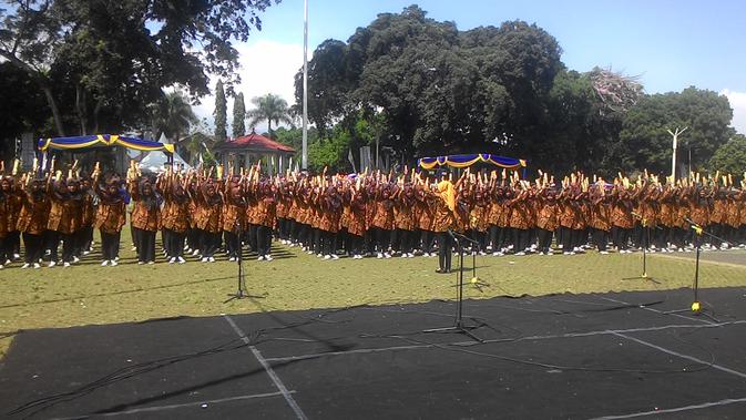 Sekitar 206 siswa dari kecamatan Selaawi saat pemecahan rekor RHR sebagai pemain Celentung terbanyak di dunia (Liputan6.com/Jayadi Supriadin)