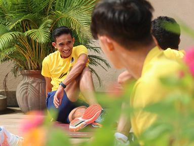 Pemain Timnas Indonesia U-22, Rizky Ridho melakukan sesi latihan ringan di Hotel Phnom Penh, Kamboja, Minggu (30/4/2023). Latihan tersebut dilakukan dalam rangka mengembalikan kebugaran para pemain setelah pertandingan melawan Filipina di Grup A SEA Games 2023. (Bola.com/Abdul Azis)