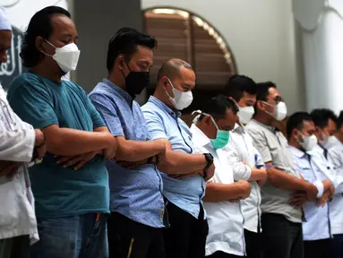 Umat muslim melaksanakan salat zuhur di Masjid Cut Meutia, Jakarta, Kamis (10/3/2022). MUI mengizinkan saf salat kembali rapat seiring kasus COVID-19 mulai landai, selain itu aktivitas pengajian di masjid dan perkantoran dapat dilaksanakan dengan disiplin menjaga kesehatan. (merdeka.com/Imam Buhori)