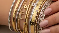 7 Model Gelang Stacking Mix Metal Emas dan Perak, Tren Aksesori yang Chic dan Stylish