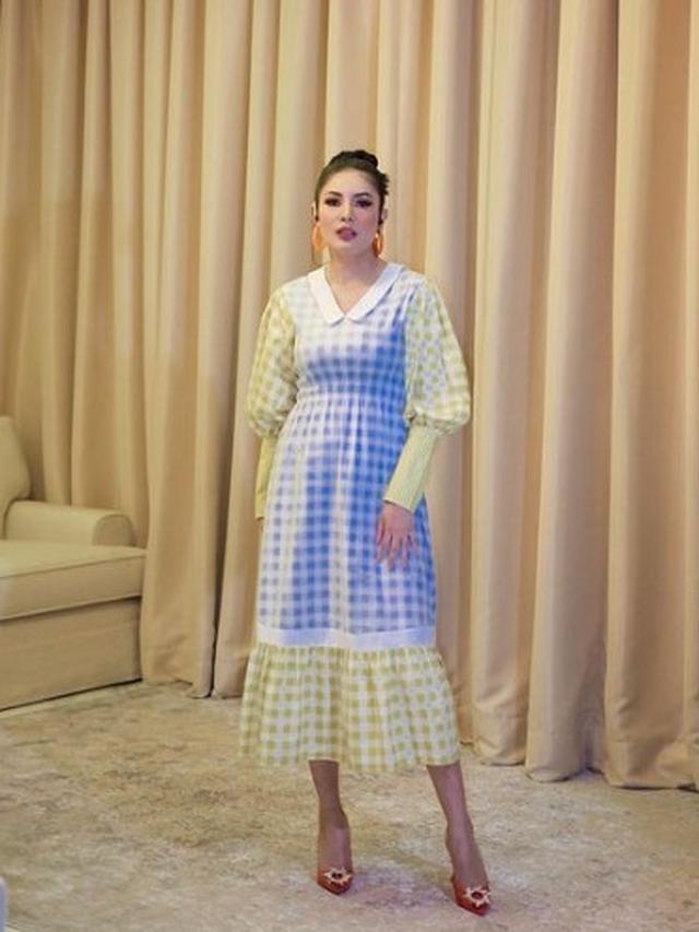 6 Penampilan Nindy Ayunda Berbalut Busana Penuh Warna dan Corak