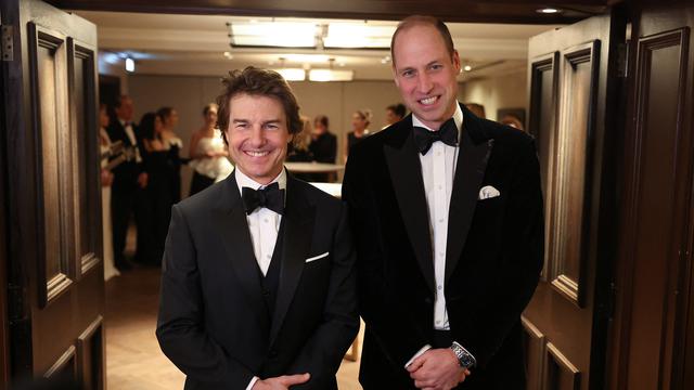 Pangeran William dari Inggris, Pangeran Wales berpose untuk foto bersama aktor AS Tom Cruise di Makan Malam Gala Ambulans Ambulans London di The OWO di pusat kota London, pada 7 Februari 2024.