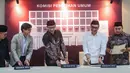 Ketua Komisi Pemilihan Umum (KPU) RI Hasyim Asyari (tengah) didampingi anggota KPU RI saat memberikan keterangan terkait debat Capres dan Cawapres ke 3 di Gedung KPU, Jakarta, Jumat (5/1/2024). (Liputan6.com/Angga Yuniar)