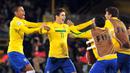 Oscar (tengah) menjadi pilar utama Brasil pada Piala Dunia U-20 2011. Oscar bahkan mencetak hat-trick pada final melawan Portugal. Karier Oscar terus menanjak setelah turnamen itu. Hingga Chelsea mencium kemampuannya dan mengeluarkan 32 juta euro untuk menebusnya dari klub Brasil, Internacional pada musim panas 2012. Karier Oscar di Chelsea terbilang bagus. Ada dua gelar Premier League dan satu titel juara Liga Europa yang diberikan Oscar kepada Tim London Biru. Namun, Oscar membuat kejutan dengan menerima tawaran dari Shanghai SIPG pada musim dingin 2017. (AFP/Luis Acosta)