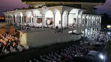 Ribuan warga dan santri dari berbagai pondok pesantren di wilayah Kediri membaca doa dan zikir di Masjid Agung Kota Kediri, Jawa Timur, Jumat (24/10/2014). Doa dan zikir tersebut untuk menyambut Tahun Baru Hijriah 1 Muharram 1436 (Antara Foto/Rudi)