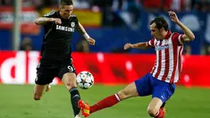 Bek tengah Atletico Madrid, Diego Godin (kanan) berusaha menahan laju Fernando Torres (Chelsea) dalam laga pertama semifinal Liga Champions di stadion Vicente Calderon, Madrid, (23/4/2014). (REUTERS/Javier Barbancho)