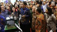 Presiden Jokowi mengunjungi salah satu booth dalam pameran perumahan nasional Indonesia Property Expo 2017 di JCC Senayan, Jumat (11/8). IPEX kali ini juga digelar dalam rangka peringatan hari Perumahan Nasional (Hapernas). (Liputan6.com/Angga Yuniar)
