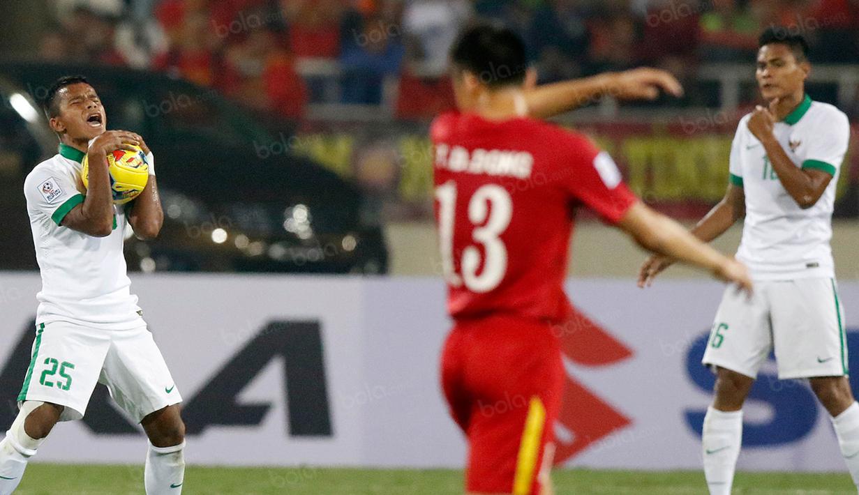 Gelandang Timnas Indonesia, Manahati Lestusen, tampak kecewa saat melawan Vietnam pada laga semifinal Piala AFF di Stadion My Dinh, Hanoi, Kamis (7/12/2016). Indonesia lolos dengan agregat 4-3. (Bola.com/Peksi Cahyo)