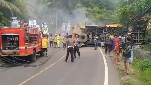 Truk tronton menabrak tiang dan gardu listrik di Tanjakan Cibokor, Kecamatan Leuwisadeng, Kabupaten Bogor