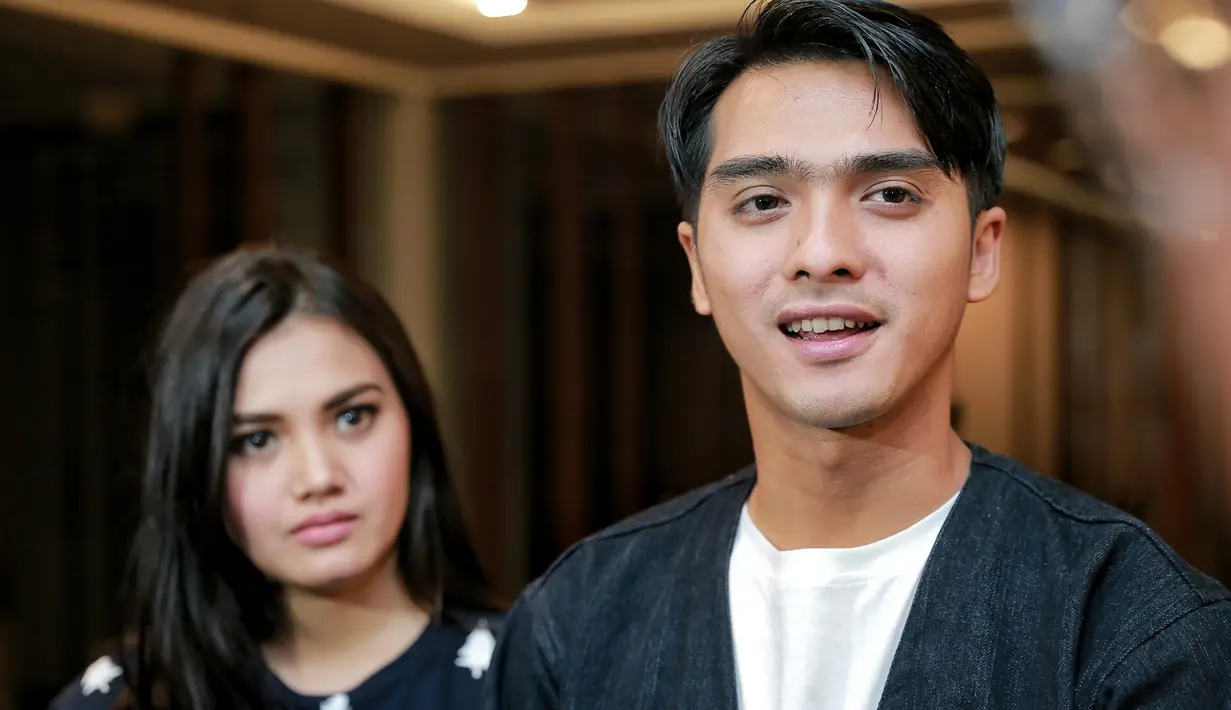 Tradisi setiap keluarga berbeda beda dalam menyambut Hari Raya Idul Fitri. Begitu juga dengan pesinetron Ganteng-Ganteng Serigala Ricky Harun. (Adrian Putra/Bintang.com)