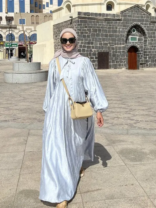 Maxi dress baby blue dengan detail pita dan kancing di bagian depan lengan model Puff dipilih Ririn. Dipadukan dengan kerudung segi empatnya. Hand bag kuning pun melengkapi penampilannya.@ririnekawati