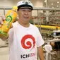 Mr. Ichitan menunjukan salah satu produknya (ichitangroup.com)