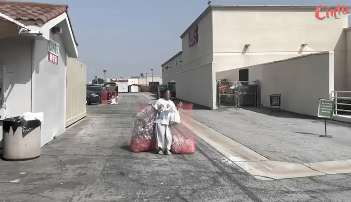 Meski anak artis kaya dan kuliah di luar negeri, Cinta menjalani hidup sederhana. Gaya tersebut juga terlihat gaya penampilannya sehari-hari. [Youtube/Cinta]