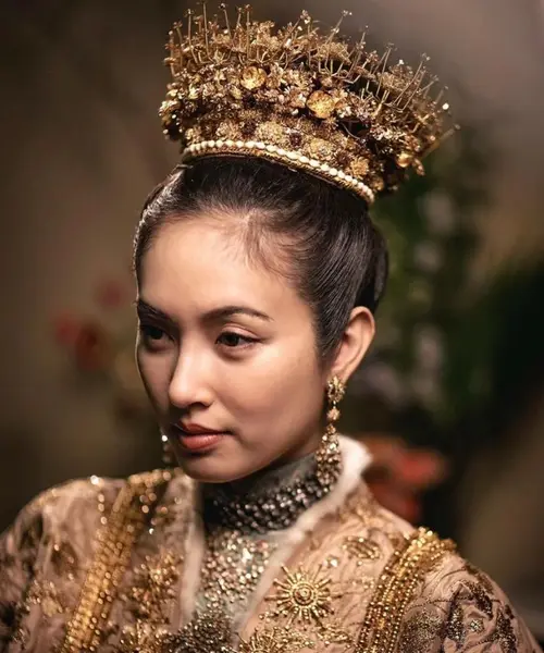 Porno-boshlovchi Irina Petrova