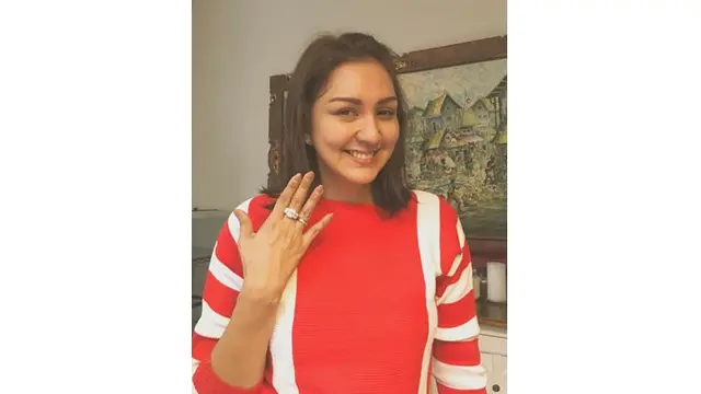 Dikenal romantis, Darius memberikan kado cincin berlian yang sangat cantik di ulang tahun Donna.