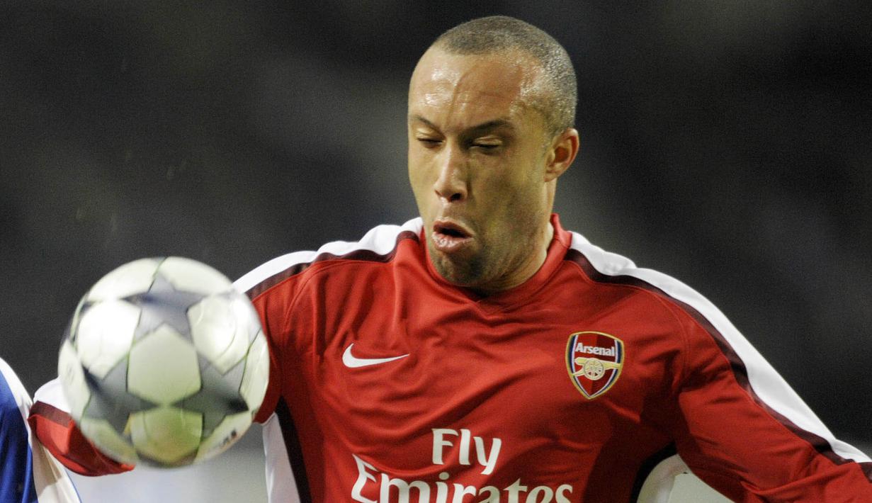 3. Mikael Silvestre - Bek Tangguh ini datang ke Old Trafford pada tahun 1999. Bersama Setan Merah, pria Prancis itu berhasil meraih lima gelar Premier League dan satu trofi Liga Champions sebelum akhirnya membela Meriam London. (AFP/Miguel Riopa)