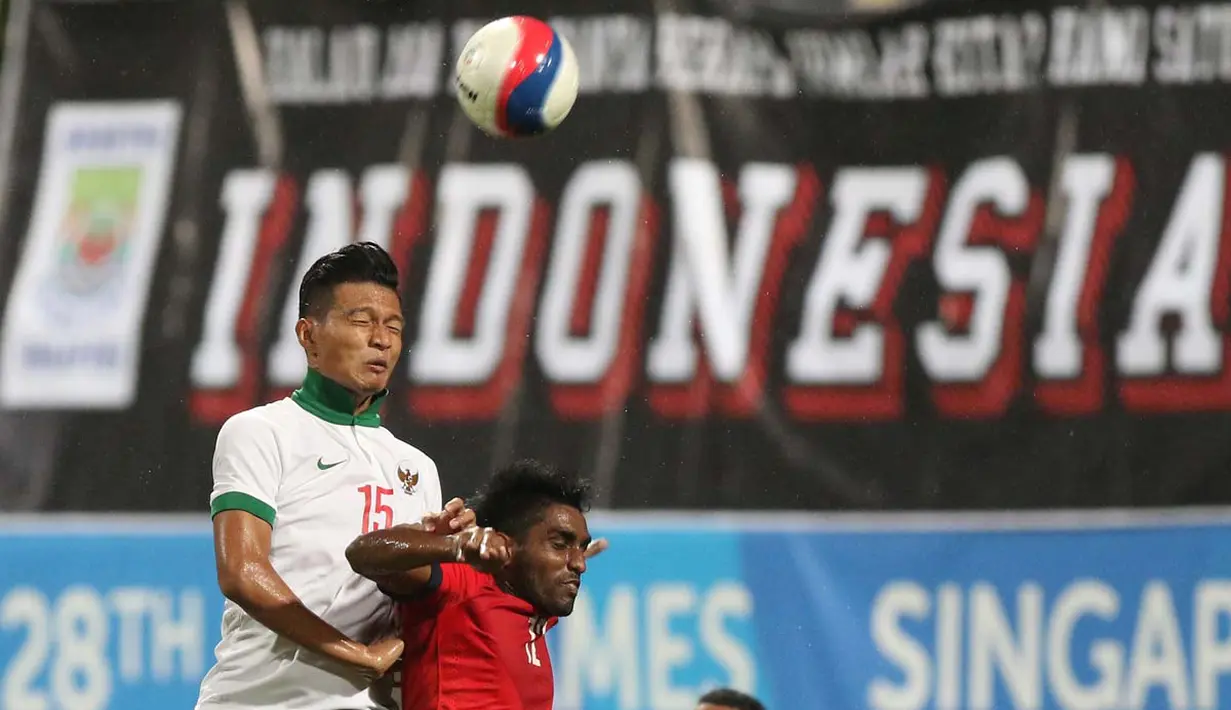 Pemain Indonesia U-23, Agung Prasetyo (kiri), berebut bola dengan pemain Singapura U-23. (Bola.com/Arief Bagus)