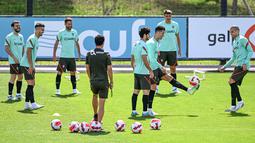 Para pemain timnas Portugal menghadiri sesi latihan di kamp pelatihan "Cidade do Futebol" di Oeiras, pinggiran Lisbon, Rabu (8/6/2022). Portugal akan menjamu Republik Ceko pada matchday 3 Grup 2 UEFA Nations League A 2022/2023 di Estadio Jose Alvalade, Jumat 10 Juni 2022 dini hari WIB. (PATRICIA DE MELO MOREIRA / AFP)