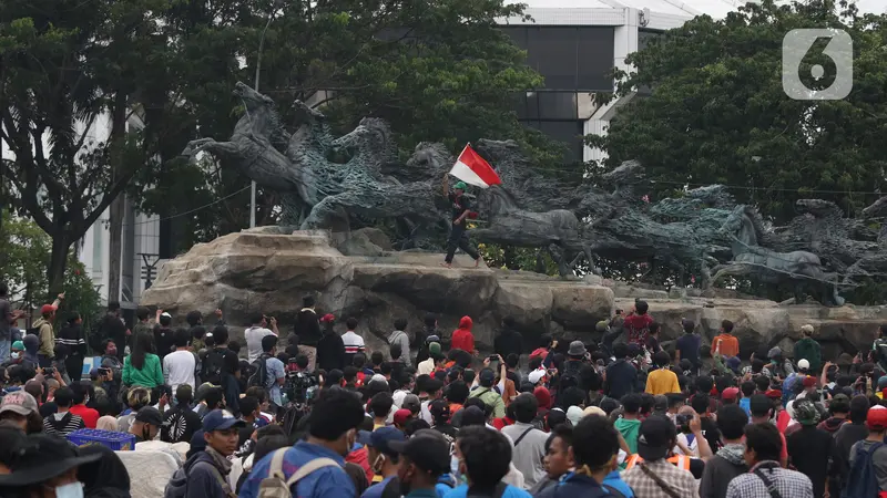 Naiki Patung Kuda, Massa Aksi Kibarkan Bendera Merah Putih