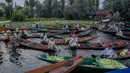 Laki-laki Kashmir menjual produk mereka di pasar sayur terapung di Danau Dal, Srinagar, Kashmir, India, Sabtu (7/8/2021). Sayuran yang diperdagangkan di pasar terapung ini dipasok ke Srinagar dan banyak kota di Lembah Kashmir. (AP Photo/Dar Yasin)