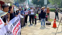 Masyrakat Pulau Rempang berunjukrasa di kantor Kedutaan Tongkok meminta agar pemerintah Tiongkok membantu pembekuan investasi Xinyi Grup yang mengusir mereka dari kampungnya. Foto: liputan6.com/ajang nurdin.