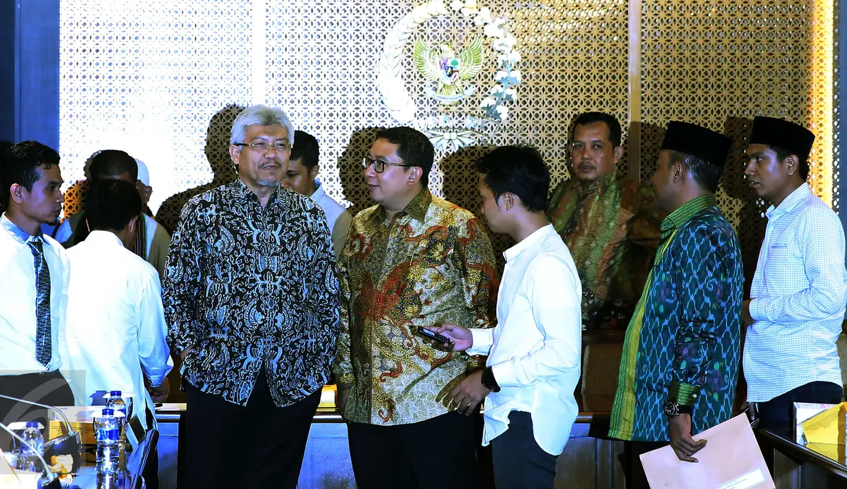 Wakil Ketua DPR Fadli Zon menerima sejumlah pengurus keluarga besar HMI di ruang rapat pimpinan DPR di Komplek Parlemen, Senayan, Jakarta, Jumat (11/11). Pertemuan tersebut membahas penangkapan  sejumlah aktivis HMI. (Liputan6.com/Johan Tallo)