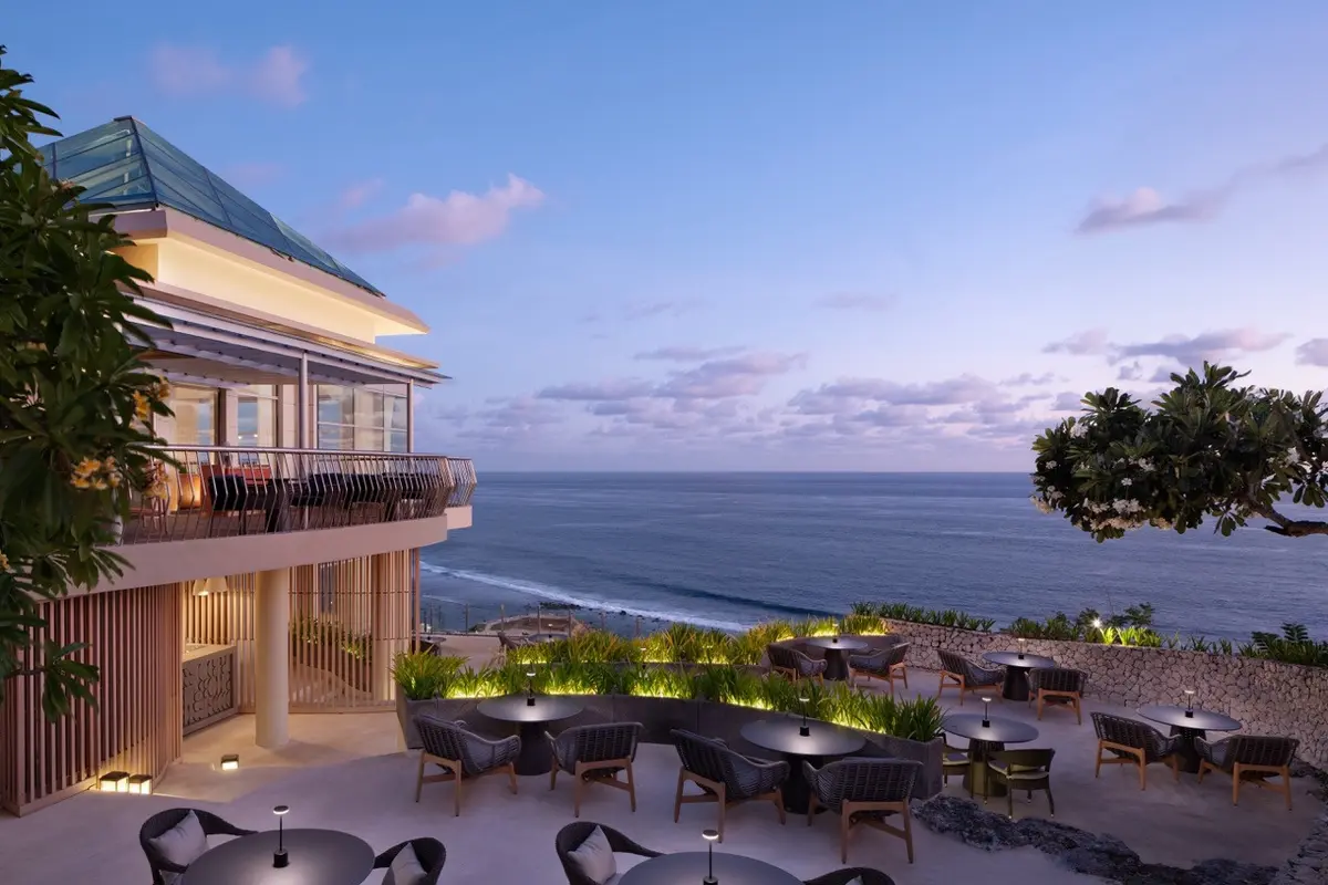 Pasangan dapat menikmati sunset cocktail di Oliverra