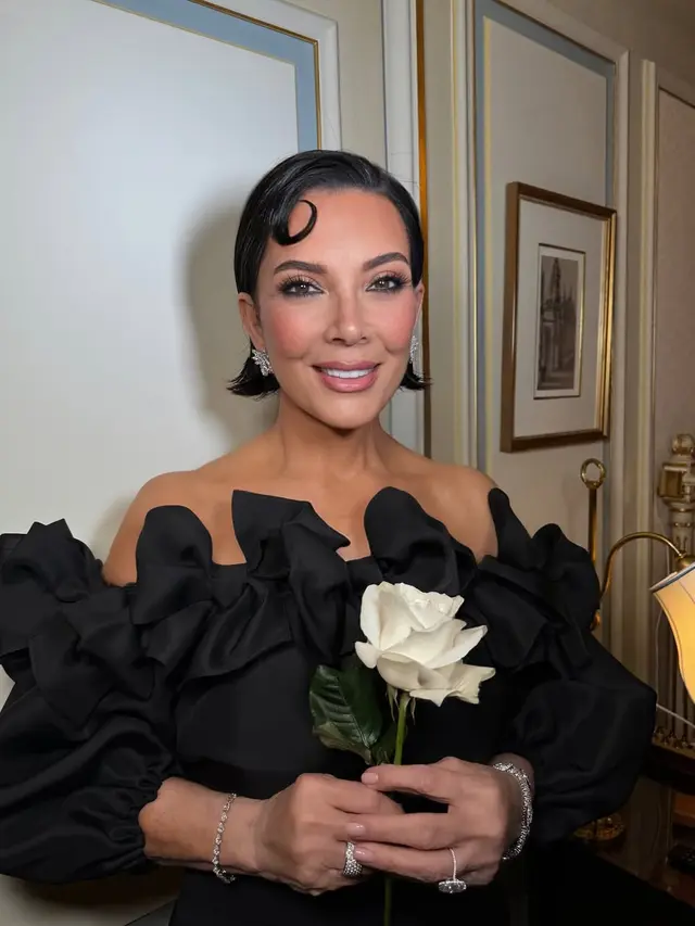 Potret Transformasi Wajah Kris Jenner di Usia 69 Picu Dugaan Operasi Plastik, Jadi Lebih Muda Mirip Kendall-Kim Kardashian
