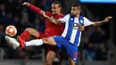 Bek Liverpool, Joel Matip berebut bola dengan pemain FC Porto,  Jesus Corona pada leg kedua perempat final Liga Champions 2018/2019 di Estadio do Dragao, Rabu (17/4). Liverpool memastikan lolos ke babak semifinal Liga Champions setelah membantai FC Porto 4-1. (REUTERS/Rafael Marchante)
