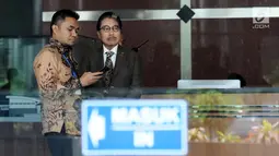 Pengacara Hotma Sitompul (kanan) usai menjalani pemeriksaan di Gedung KPK, Jakarta, Rabu (8/11). Hotma diperiksa terkait kasus dugaan korupsi KTP Elektronik. (Liputan6.com/Helmi Fithriansyah)