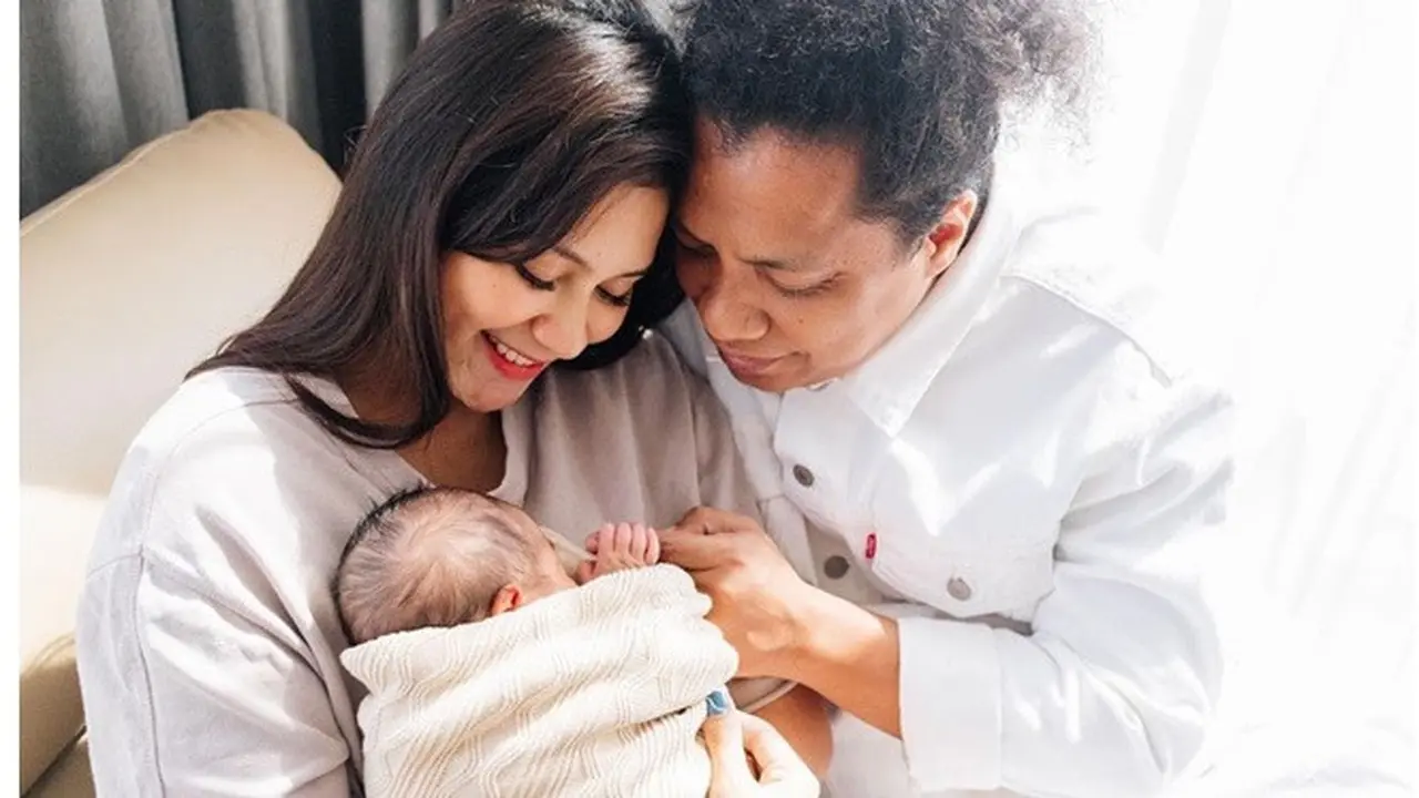 6 Momen Akikah Anak Indah Permatasari, Sederhana di Kampung Halaman Arie Kriting