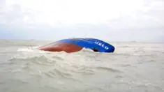 Kapal Xelo yang tenggelam di Teluk Gabes, Tunisia (17/4/2022). Kapal tanker yang membawa 750 ton bahan bakar diesel dari Mesir ke Malta tenggelam pada (16/4) di lepas pantai tenggara Tunisia, tetapi para pejabat mengatakan tumpahan besar kemungkinan akan dihindari. (AFP/Tunisian Defence Ministry)
